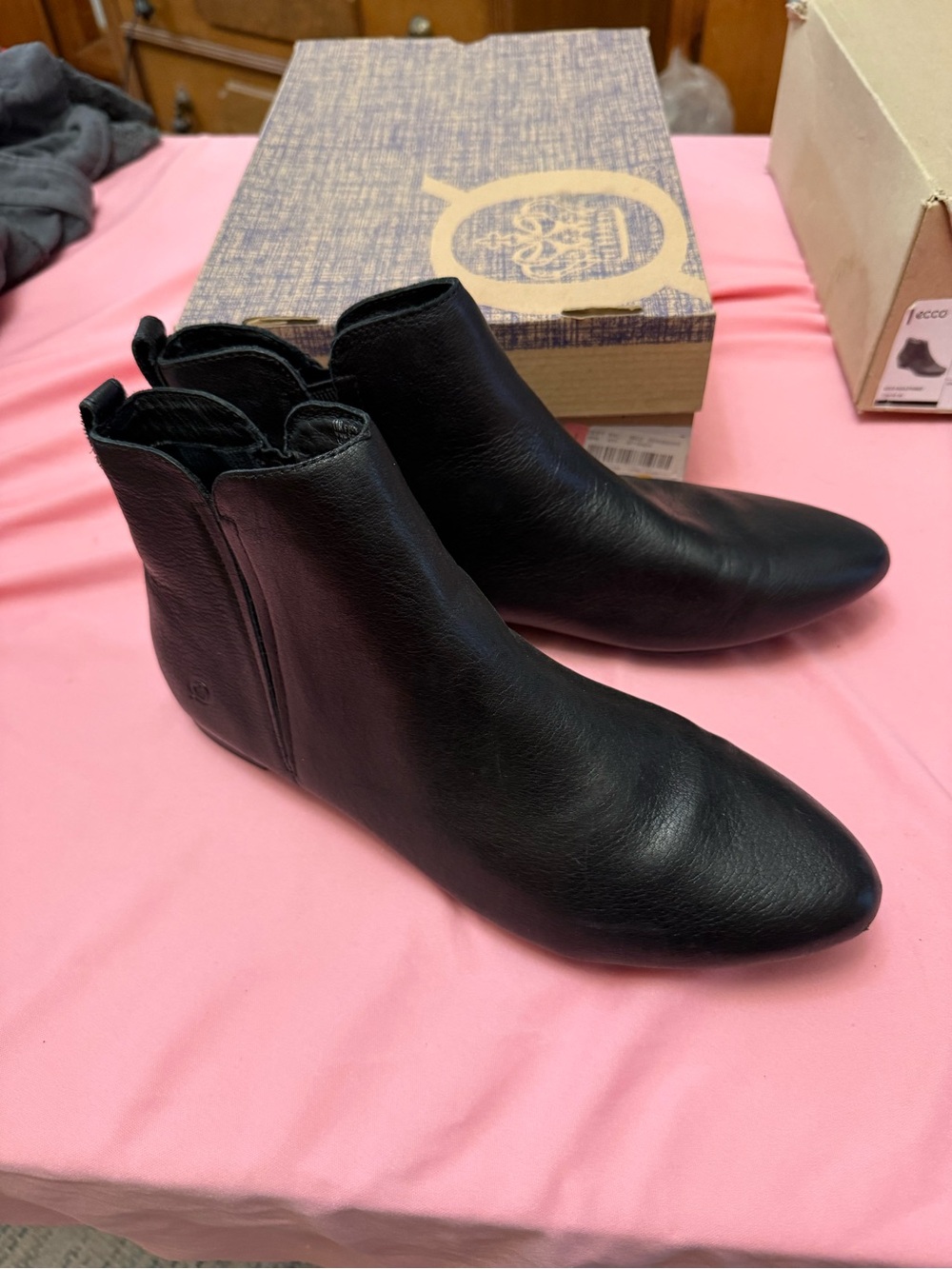 Born Black Leather Women's Ankle Boots - Sleek Chelsea-Inspired Booties USED